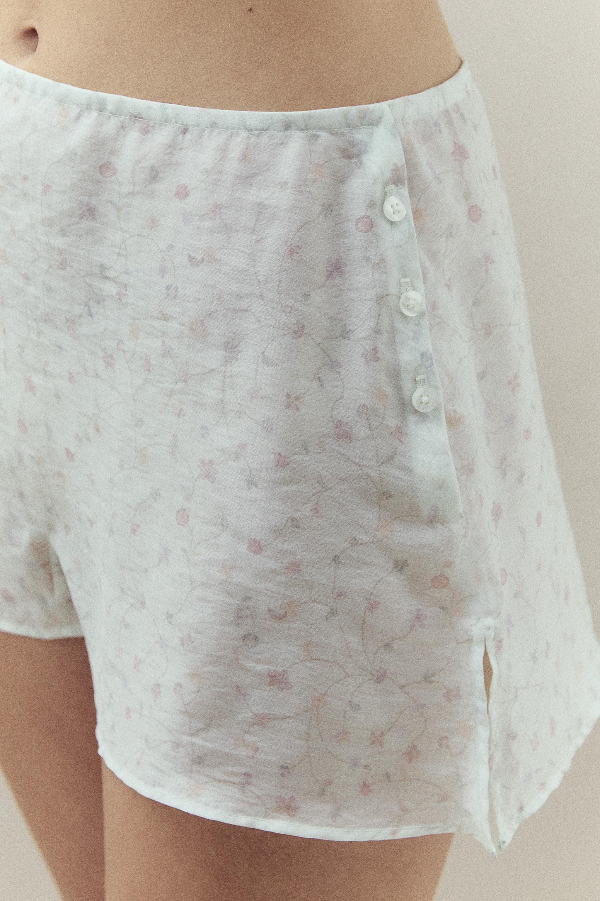 FLORAL PRINT SHORTS WITH SLITS